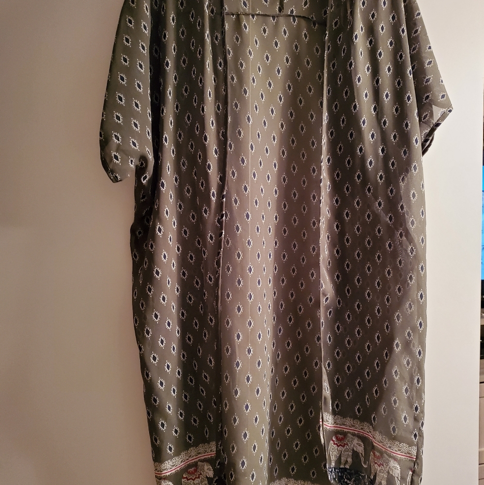 Cape size 8, worn once, very good condition